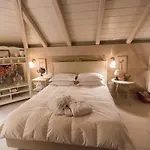 Anerada & - Pet Friendly Гостевой дом Mega Chorio