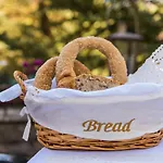 Anerada & - Pet Friendly Гостевой дом Mega Chorio